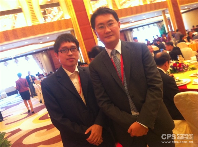 华本市场部经理殷雄舟与腾讯董事会主席兼CEO马化腾