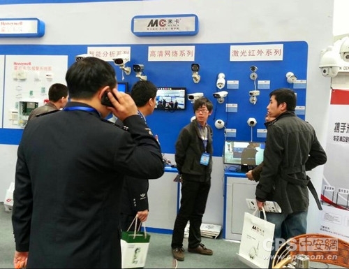 山东展会现场，米卡工程人员为客户答疑解惑