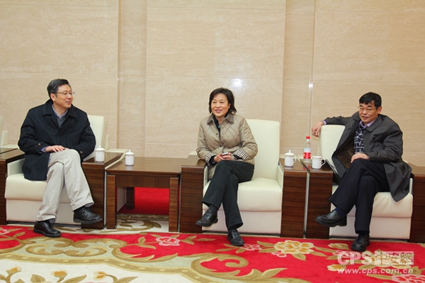 谭晓准副局长（中）与聂展云局长（右）、海康威视郑一波副总裁交谈