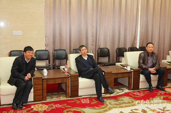 李明甫处长（中）、赵源副处长（右）与浙江大华董事长傅利泉在一起